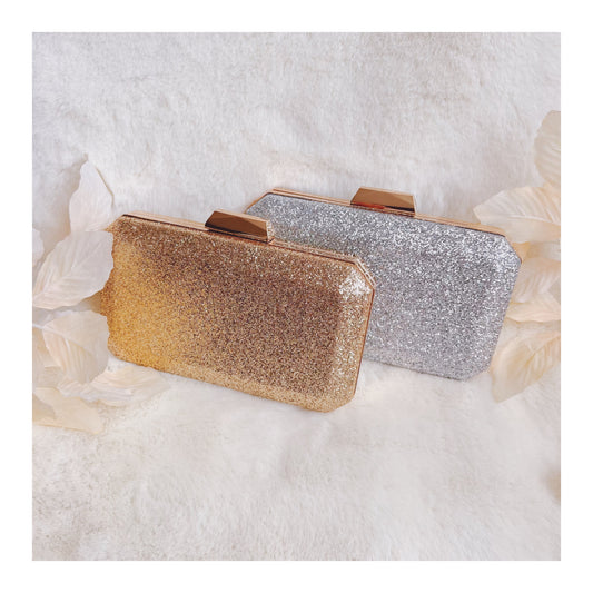 Pochette de soirée scintillante en or et argent avec finition pailletée. Petite bandoulière en chaîne incluse, idéale pour une tenue élégante.